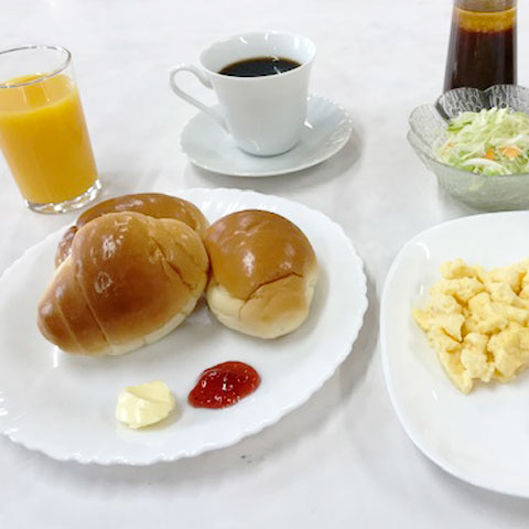 和洋バイキングスタイルの朝食と日替わりの夕食